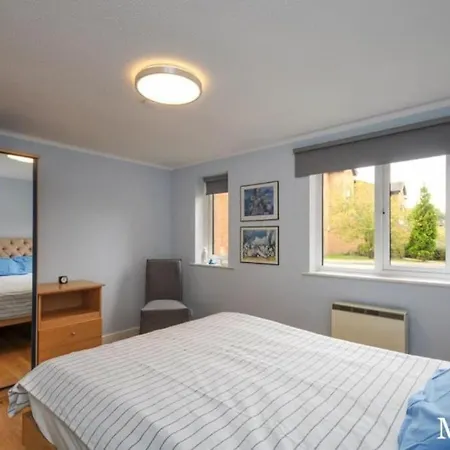 Morden Flat Close To Dlr Station With Free Parking London Exterior photo